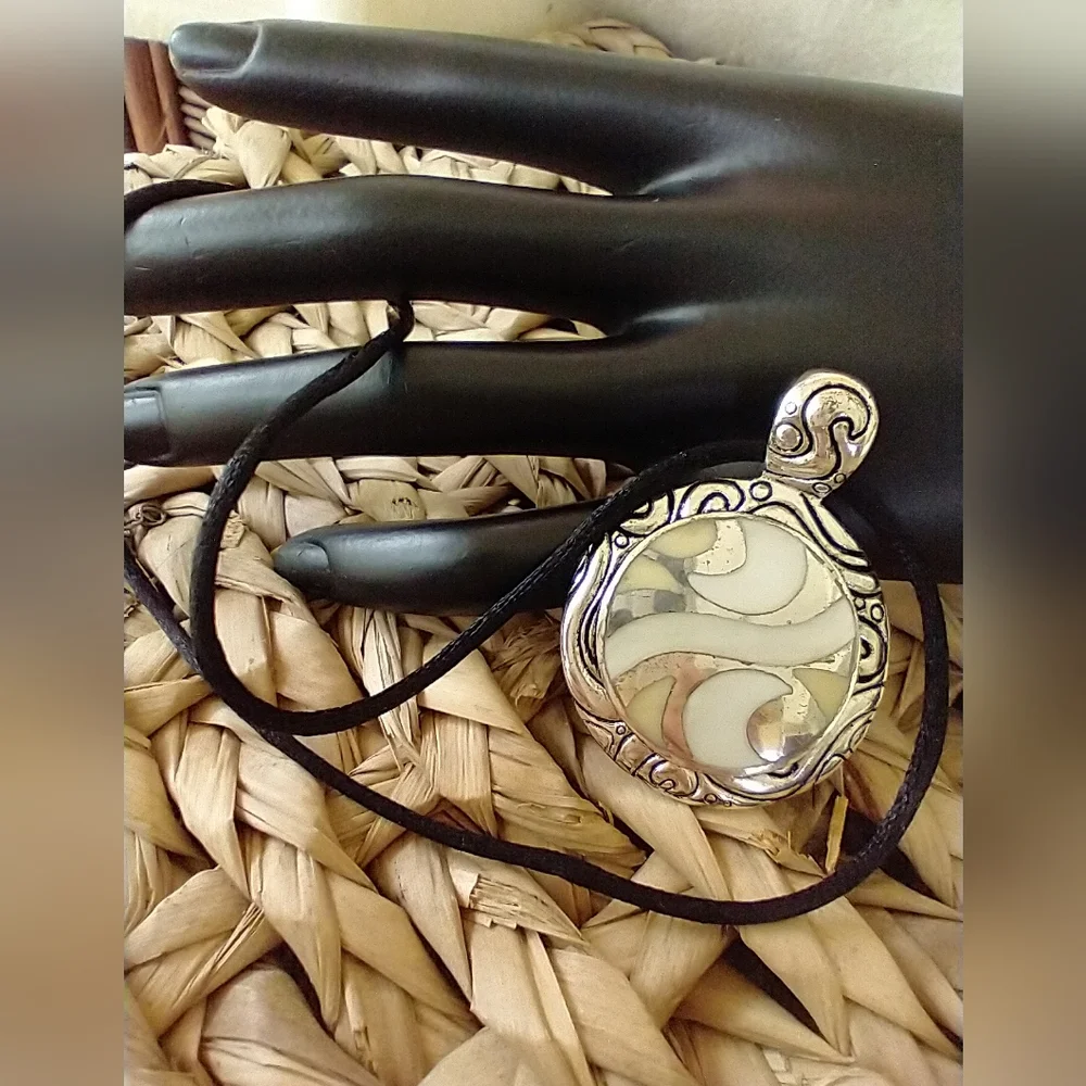 Pendant - Picture 1 of 12